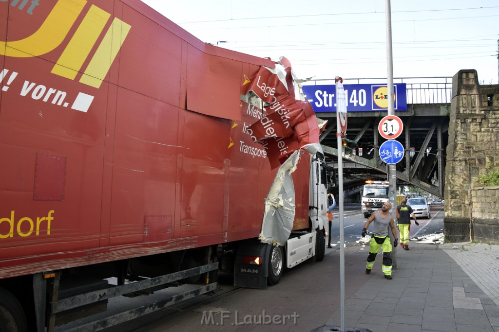 LKW blieb unter Bruecke haengen Koeln Deutz Opladenerstr Deutz Muelheimerstr P110.JPG - Miklos Laubert